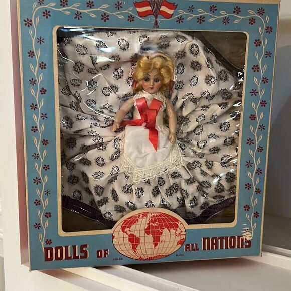 Vintage Dutch Dolls of all Nations - Picture 1 of 4